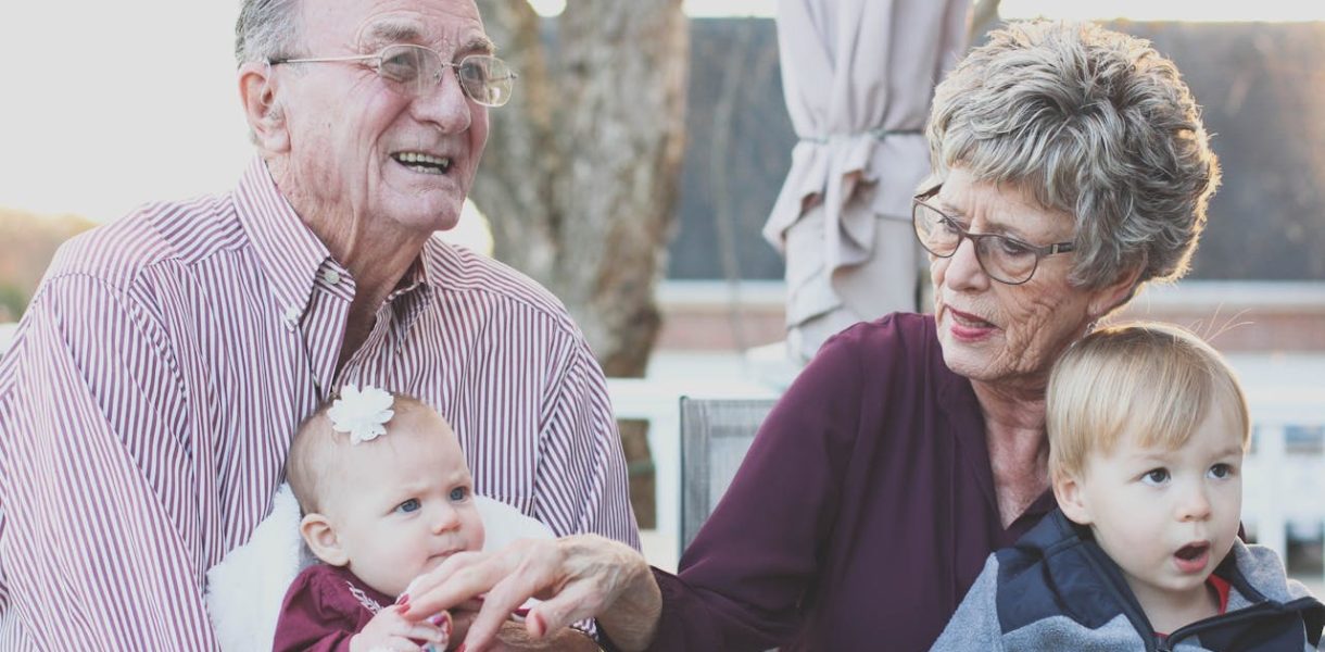 Het belang van goed zitten: waarom een sta-op stoel onmisbaar is voor senioren
