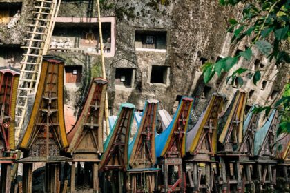 Een grafsteen schoonmaken: aandacht en zorg voor het monument